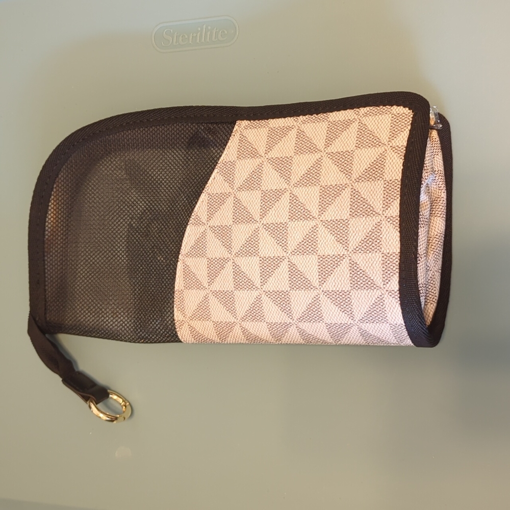 Make-up or art pencil travel organizer that can stand up